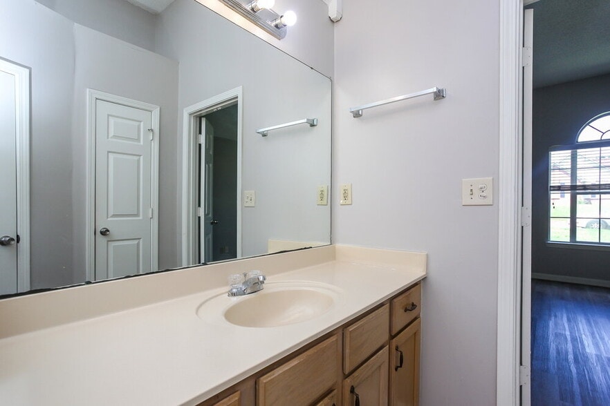 Building Photo - 4671 Lindawood Ln