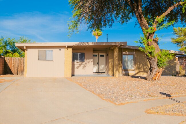 Primary Photo - 2621 S Panther Pl