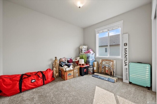 Building Photo - 3 bedroom, 2 bath house with garage