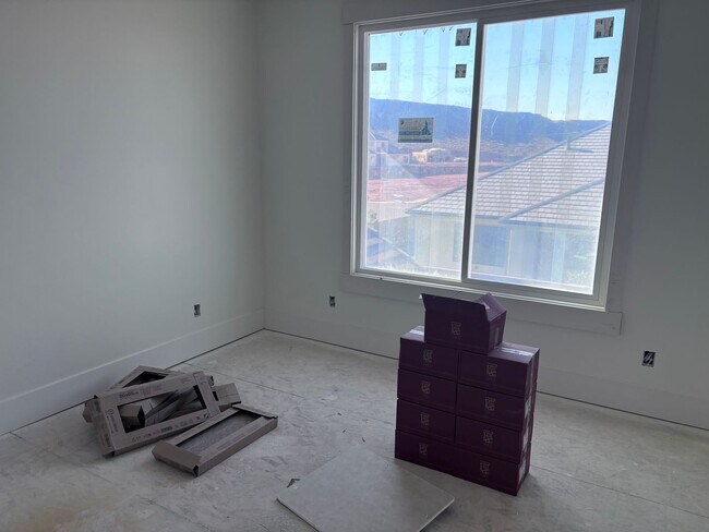 Building Photo - Beautiful 2 story with 6 bedrooms and swimming pool