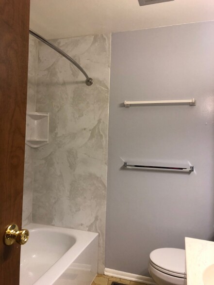 Building Photo - 570 Jamestown Ct