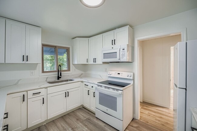 Building Photo - Bright & Charming  Home in White Center!