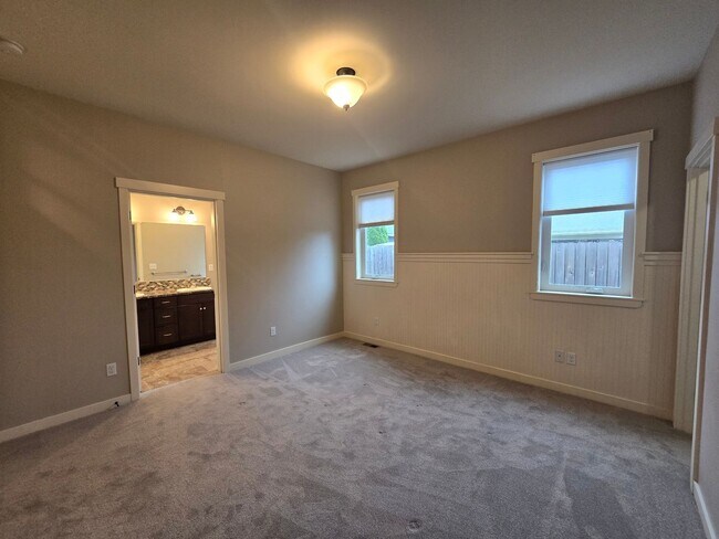 Building Photo - 3 bedroom, 2.5 bathroom house!!!