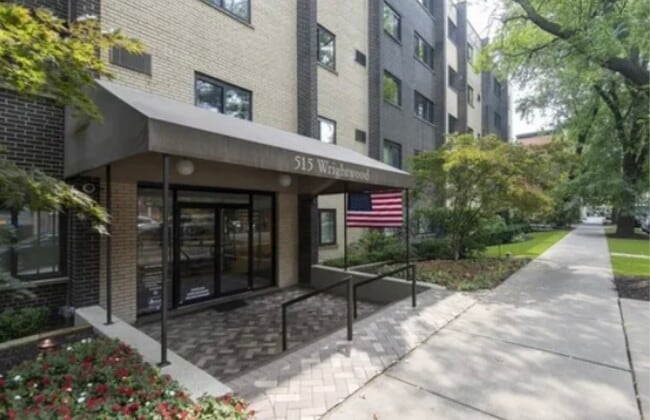 Building Photo - 515 W Wrightwood Ave