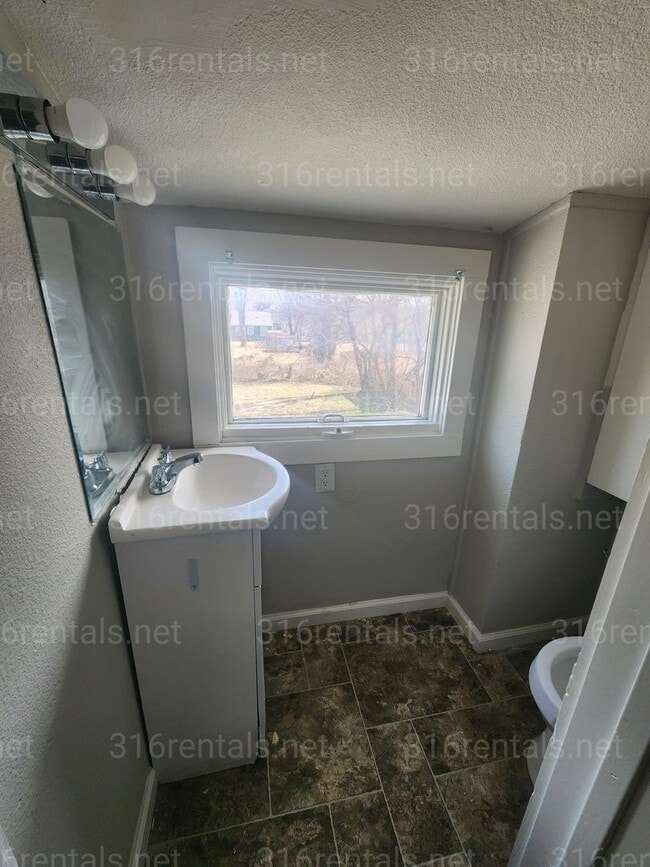 Building Photo - $1,199 - 4 bedroom / 2.5 bathroom - Single Family Home