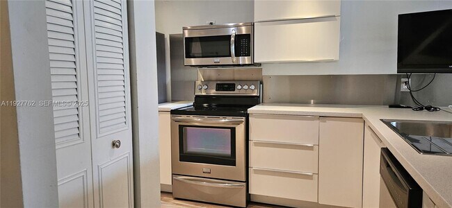 Building Photo - 9450 Poinciana Pl