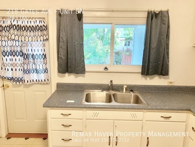 Building Photo - 218 Gates Ave