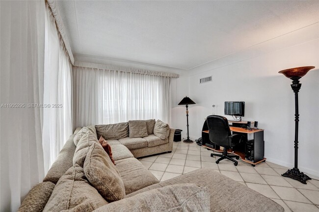 Building Photo - 2889 NE 35th St