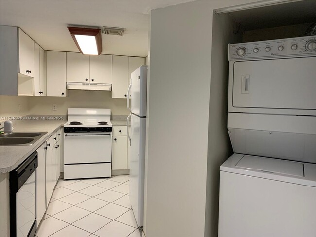 Building Photo - 9631 SW 138th Ave