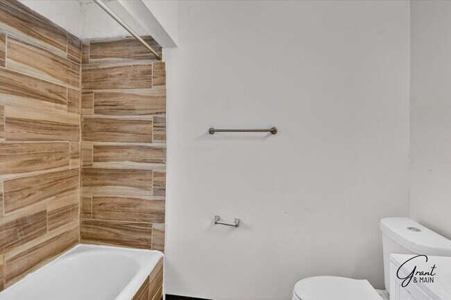 Building Photo - $1300 3 bedrooms