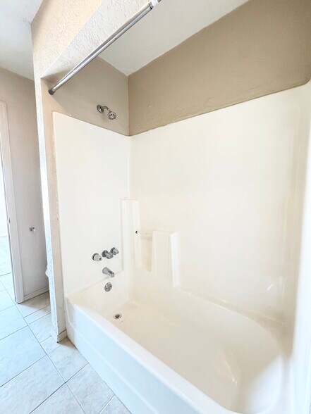 Building Photo - 401 NE 115th St