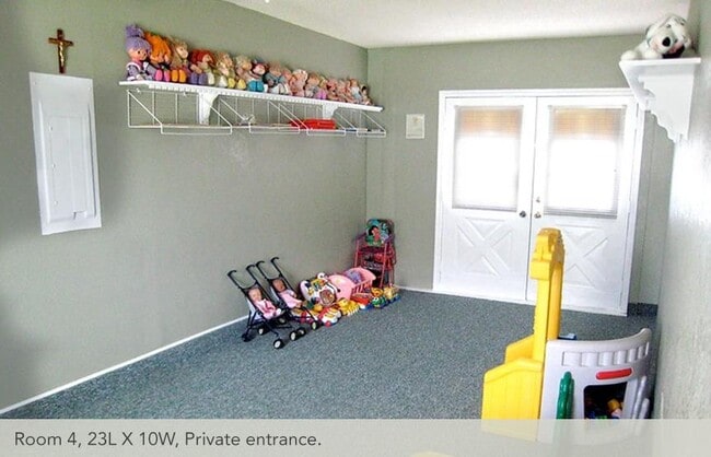 Building Photo - 2406 High Hollow Dr
