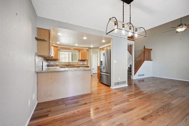 Building Photo - 2 Bedroom townhome in Denver