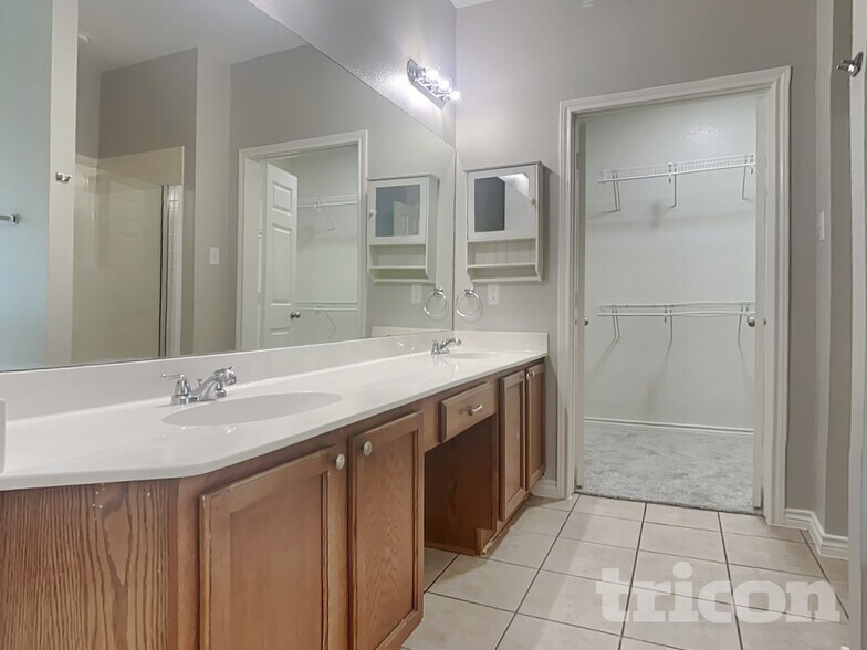 Building Photo - 5816 Greenmeadow Dr