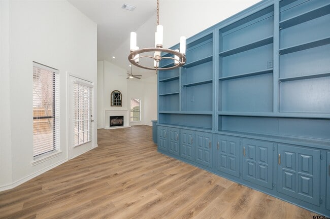 Building Photo - 5819 Hollytree Dr