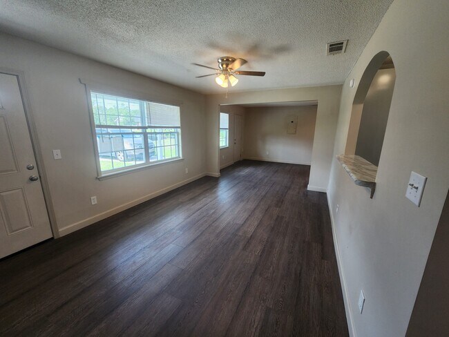 Building Photo - 535 Azalea St