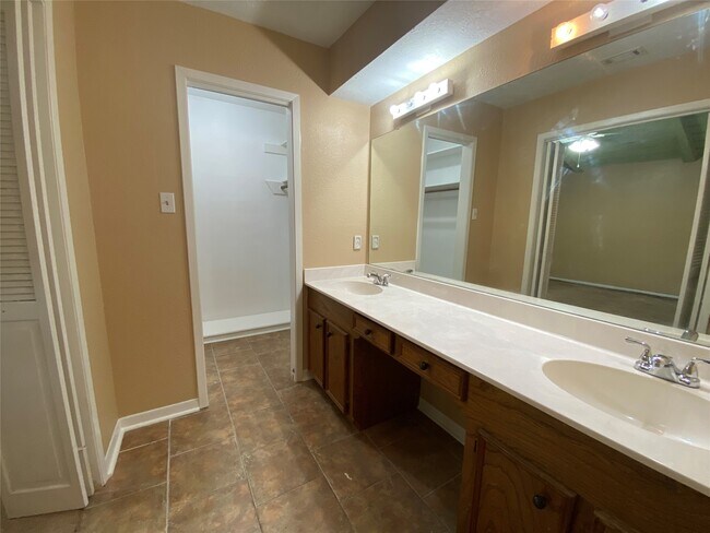 Building Photo - 24600 Darkwood Ct