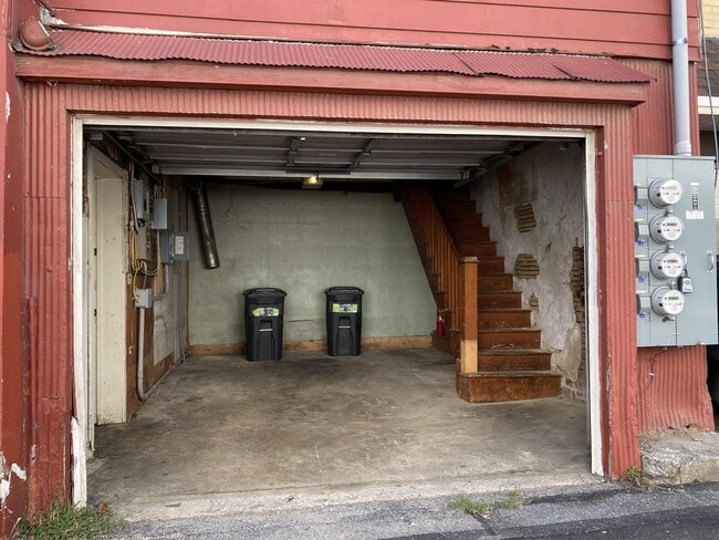 Building Photo - 23 E Walnut St