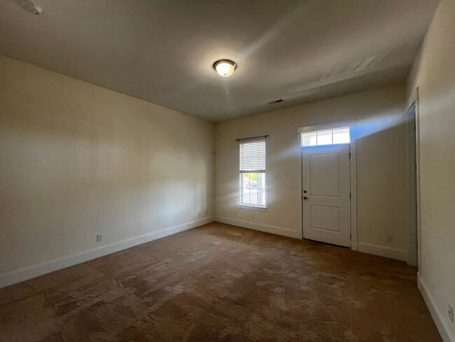 Building Photo - Beautiful Townhome in Central Myrtle Beach!