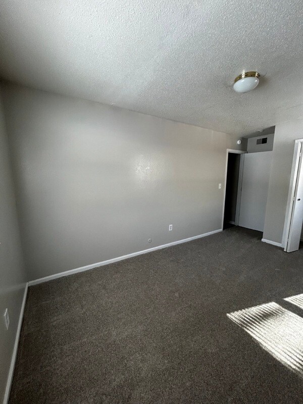 Building Photo - 1415 W Maple Ave