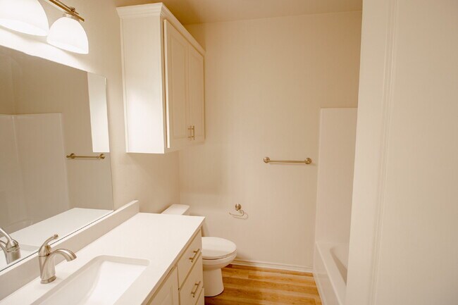 Building Photo - 2 Bedroom 2 Bathroom