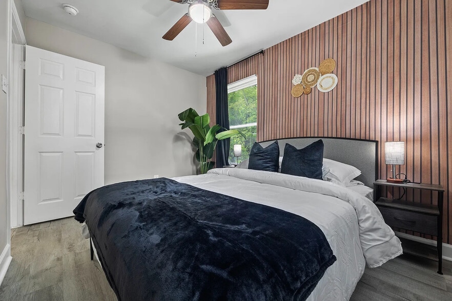 Building Photo - Room in House on Ayrshire Cir NW