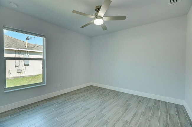 Building Photo - 2352 SW Plum Ct