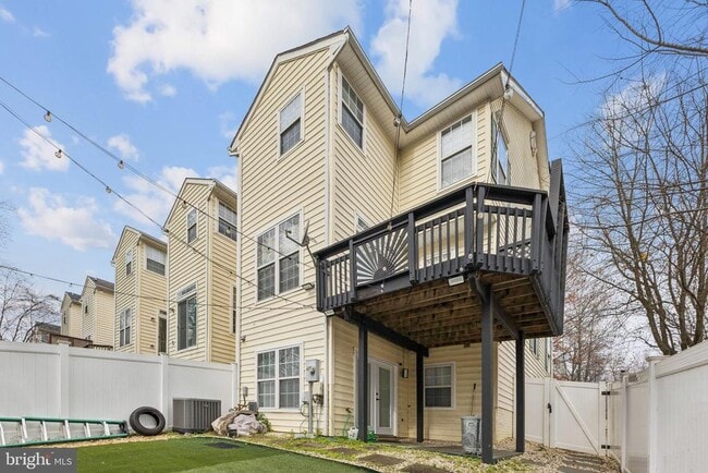 Building Photo - 10111 Tulip Tree Dr