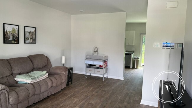 Building Photo - RATE DROP ALERT (was $2240/month) and SUMM...