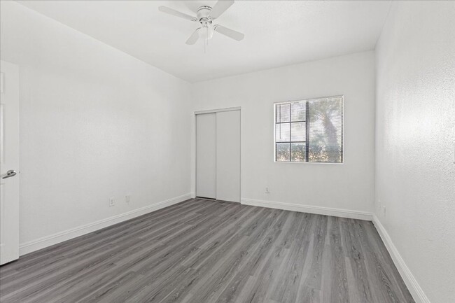 Building Photo - Stunning and Freshly Remodeled 1 Bedroom C...