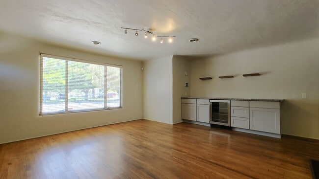 Building Photo - 808 Vassar Dr NE