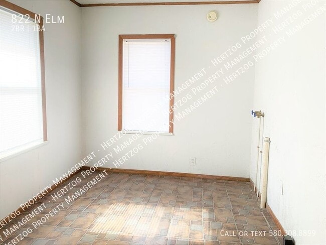 Building Photo - 822 N Elm-
