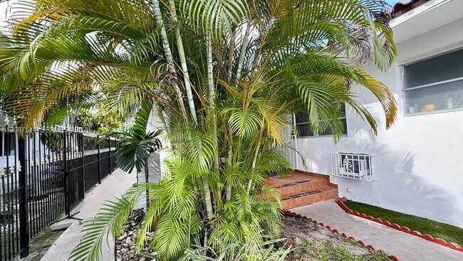 Building Photo - 975 SW 10th St