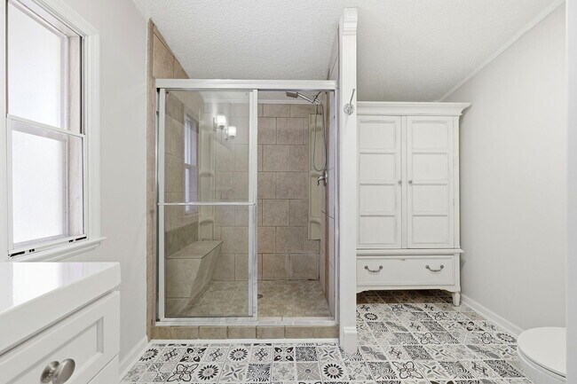 Building Photo - 215 Lee Pl