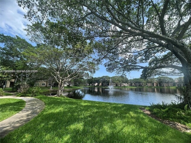 Building Photo - 660 Cypress Club Way