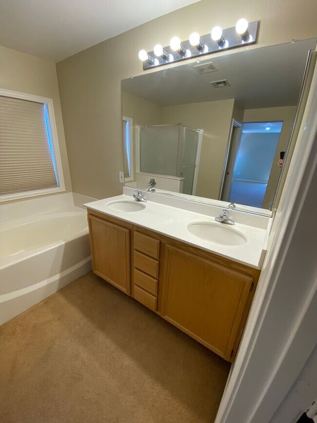 Building Photo - Wonderful 3 bed/2.5 bath home located in Summerlin