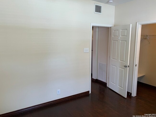 Building Photo - 810 E Ashby Pl