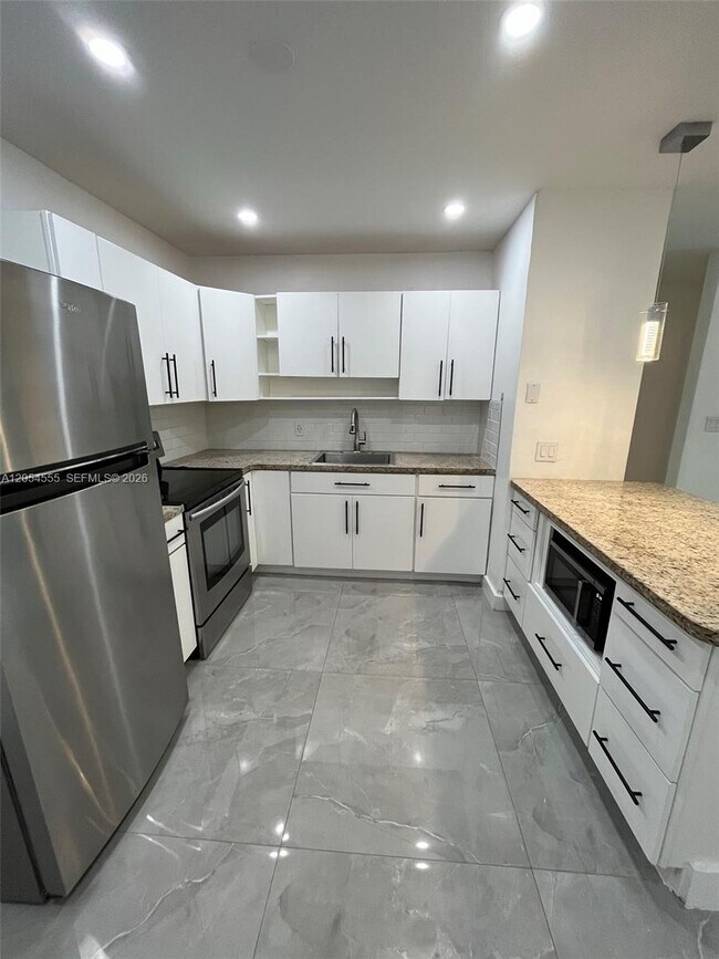 Building Photo - 2783 SW 33rd Ave