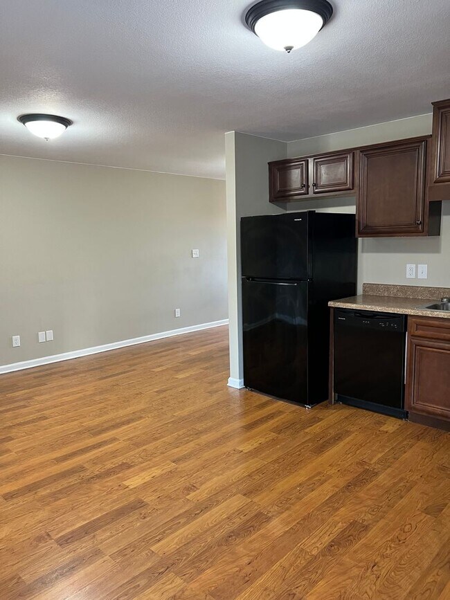 Building Photo - 3 bed/2bath Townhome freshly painted!