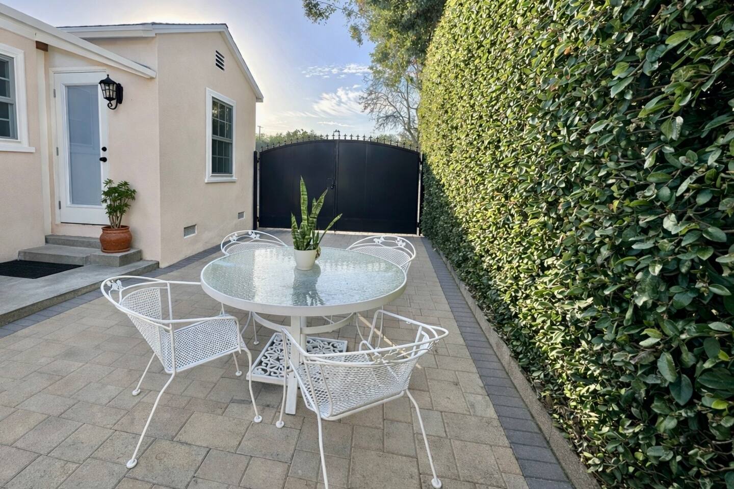 Building Photo - 10443 Califa St