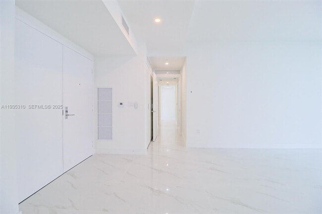 Building Photo - 700 NE 24th St