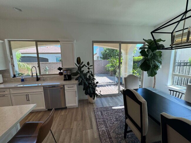 Building Photo - 120 E Iloca Ln