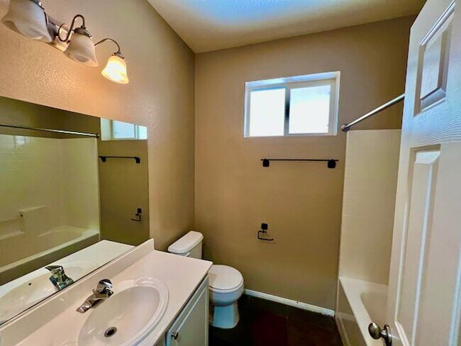 Building Photo - Sunridge Stunner! 4 Bedrooms!