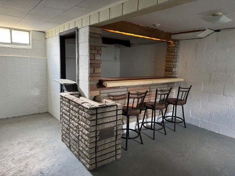 Retro wet bar in basement. - 4674 Lakeborn Dr