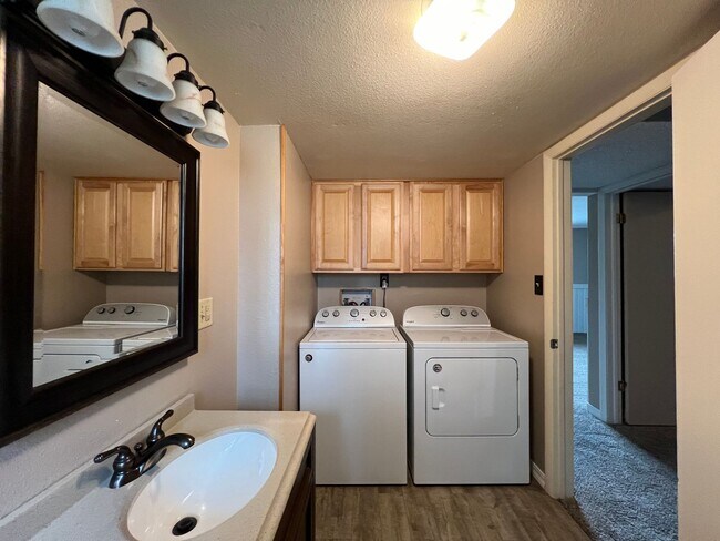 Building Photo - 4 Bedroom Updated Home in Garden Ranch