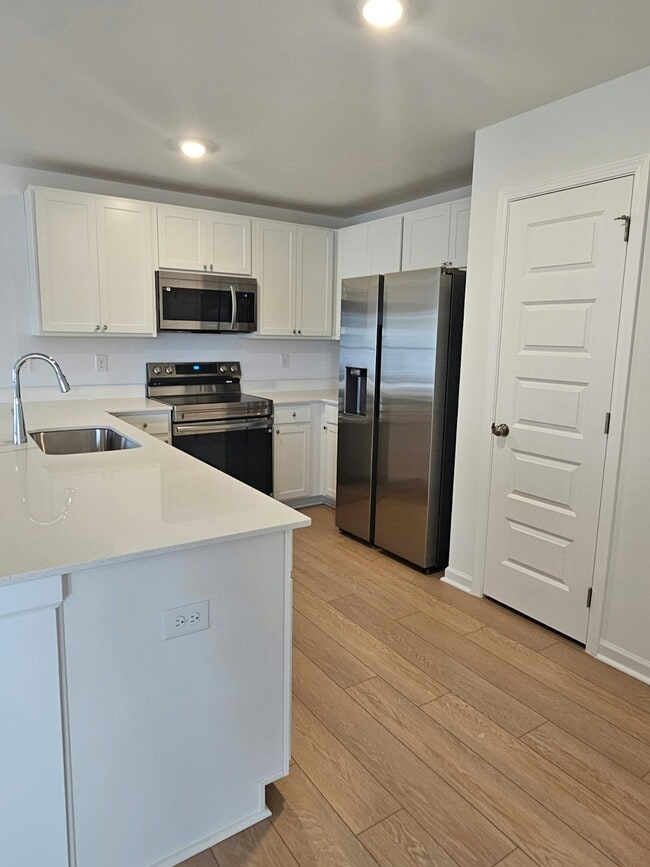 Building Photo - 184 Labrador Ln