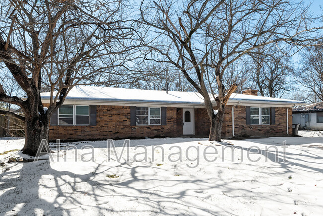 Building Photo - 509 E Willow Ln