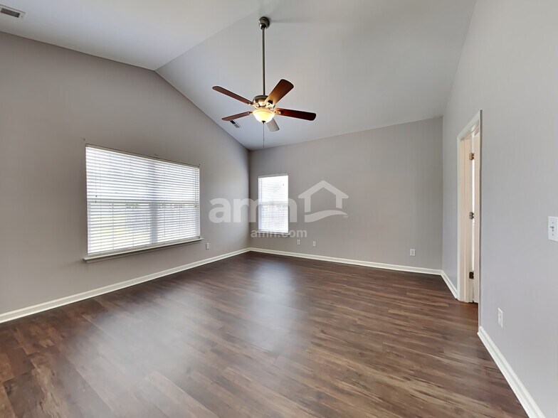 Building Photo - 621 English Oak Cir