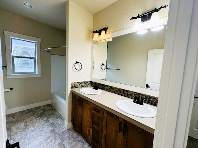 Building Photo - 14660 NW Delia St