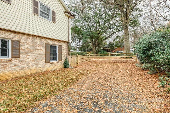 Building Photo - 7029 Yorktowne Dr